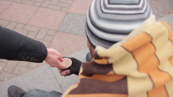 Transeuntes de coração bondoso-dando dinheiro de caridade para o homem pobre, vulnerabilidade social — Vídeo de Stock