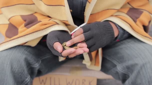 Hände eines elenden Bettlers, der Wohltätigkeitsgelder von gutherzigen Menschen zählt — Stockvideo