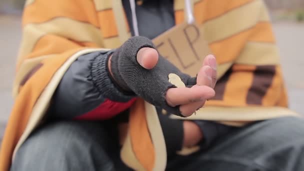 Keze kérdezés részére segít szegény hajléktalan koldulás, az emberek adományozó pénz — Stock videók
