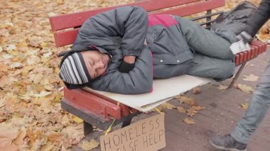 Anonim hayırsever evsiz adam uyuyan cömert bağış Bağış verilmesi