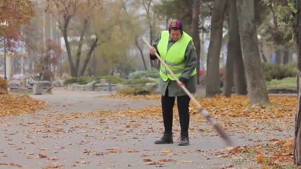 Mulher cansada trabalhando duro como limpador de rua, trabalho manual mal pago, pobreza — Vídeo de Stock