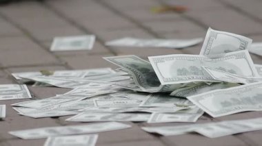 Zeminde, sahte para, closeup çekim süpürme kişi sahte banknot yığını