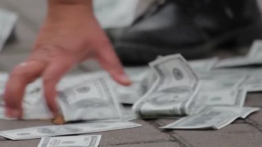 Kişi toplama Doları banknot zemin, kolay para, sahtekarlık, dolandırıcılık