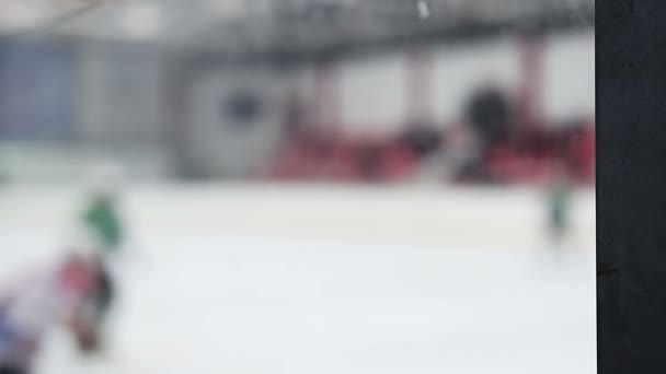 Desenfocado jugadores de hockey sobre hielo corriendo en pista durante el partido, tiro de fondo — Vídeos de Stock