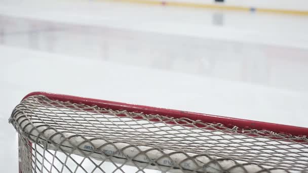 Primo piano della rete da hockey, pista di guida su ghiaccio per rendere la superficie liscia — Video Stock