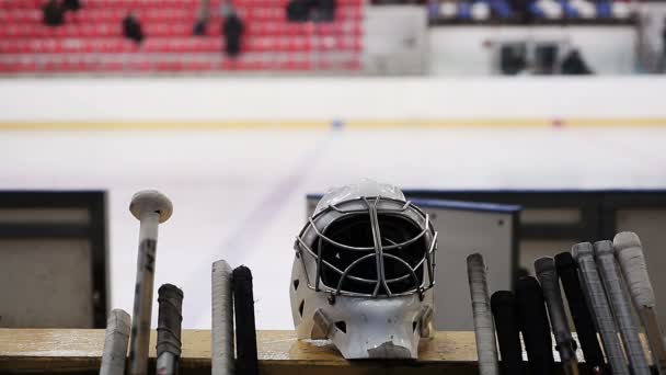 Обладнання хокейної команди лежить на лавці, порожній каток, популярний зимовий спорт — стокове відео