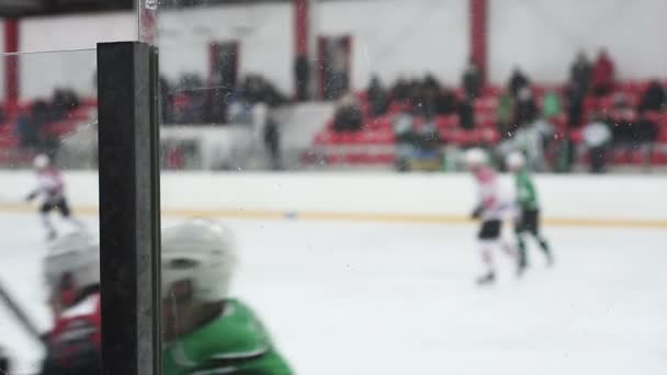 Équipes de hockey rivales en compétition sur la patinoire pour prendre la rondelle et marquer un but — Video
