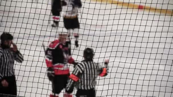 Domaren att genomdriva penalty shot, straffa team för regler brott under match — Stockvideo