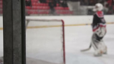 Goaltender net pateni maçtan önce ısınma buz Hokey sopası ile