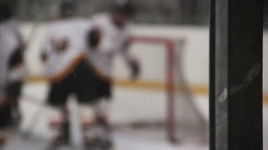 Goaltender rakibinin şiddet saldırı dayanıklı, puck yakalar, hakem kendisine gönderdiği