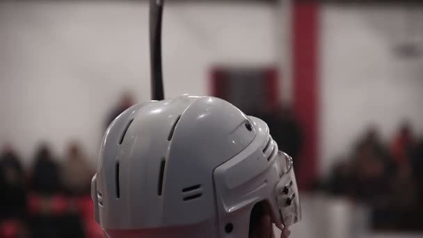 Jugador de hockey sobre hielo sentado en el banco, viendo el partido, esperando instrucciones — Vídeo de stock