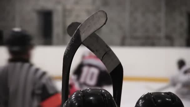 Köpfe der Eishockeyspieler beobachten aktives Spiel auf der Eisbahn und warten auf Schicht — Stockvideo