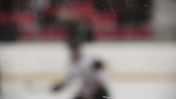 Jugadores de hockey desenfocados patinando en pista, jugando partido importante, fondo — Vídeos de Stock