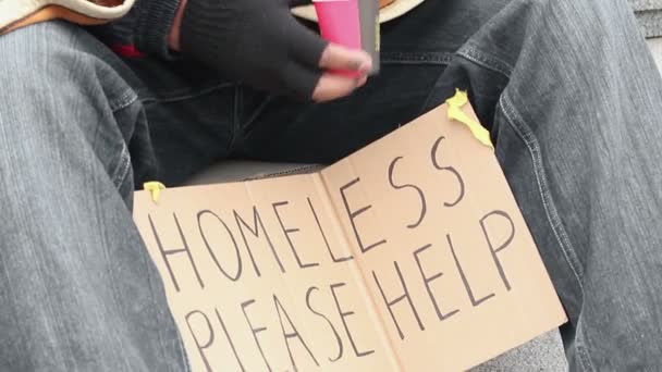 Несчастный бедный мужчина, просящий мелочи, держащий и трясущий бумажную чашку, бездомный — стоковое видео