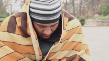 Öksürük ve değişim, yalvarıyor evsiz hasta mutsuz insan sosyal güvenlik açığı bulunan adam