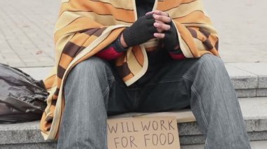 Adam Park ile hazır gıda işareti, evsiz yalvarıyor, yoksulluk, üzüntü için çalışmak