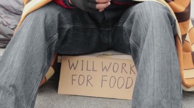 Depresif adam soğuktan, titreyen para, evsizlik, yoksulluk için yalvarıyor