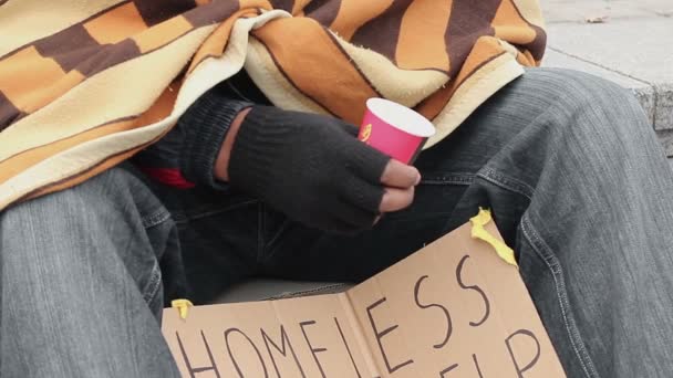 Pobre hombre mendigando, sacudiendo la taza para llamar la atención, la gente dando dinero a los indigentes — Vídeos de Stock