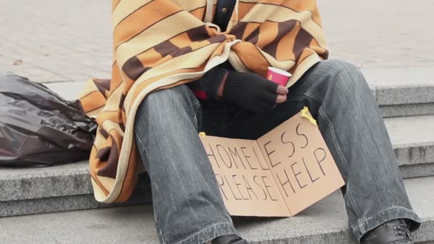 Hombre solitario socialmente vulnerable pidiendo ayuda y mendicidad, pobreza y tristeza — Vídeos de Stock