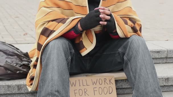 Man in park met klaar om te werken voor voedsel teken dakloze bedelen, armoede, verdriet — Stockvideo