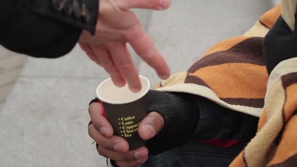 Забота о людях, дающих деньги бездомному нищему, бедность, депрессия, благотворительность — стоковое видео