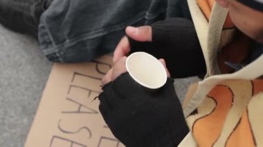 Ömrünü yoksullara ve evsiz, sokak, yoksulluk üzerinde para sayma erkek