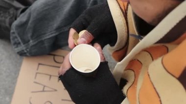Evsiz erkek değişikliği, büyük şehir, yoksulluk, depresyon, yakın çekim yalnız sayma