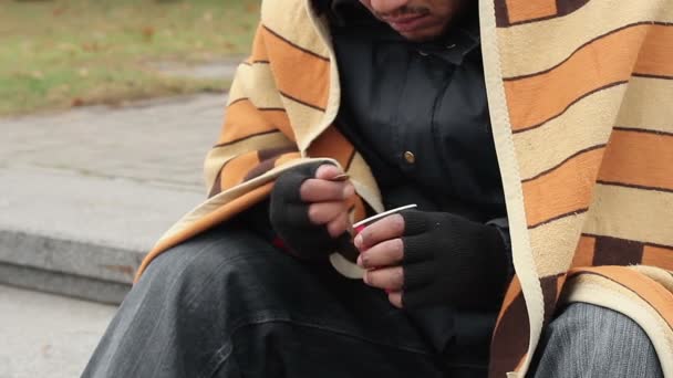 Hemlös man räknar pengar och tänker på hans liv, misär, fattigdom — Stockvideo