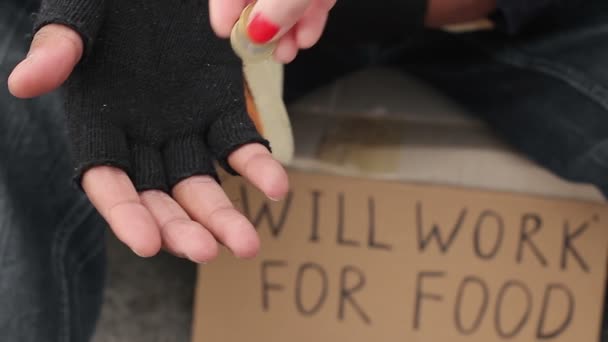 Povero uomo che implora per il resto, tenendo le monete in mano, lavorerà per il segno del cibo — Video Stock