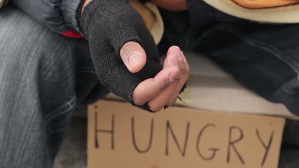 Alter behinderter Mann bittet um Almosen mit zitternder Hand, Obdachlosigkeit, Armut — Stockvideo