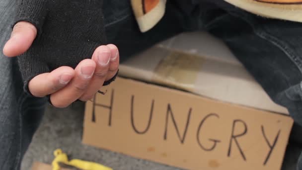 Pessoa sem-teto implorando com mão trêmula estendida, pobreza e miséria — Vídeo de Stock