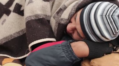 Evsiz adam yalnız kişi, yoksulluk ve sefalet donmuş bir kürsüde uyuma
