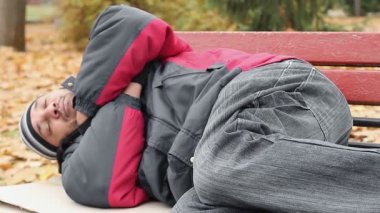 Ceket ve kot yoksulluk sıcak tutmaya çalışıyorum kürsüde uyuma serseri