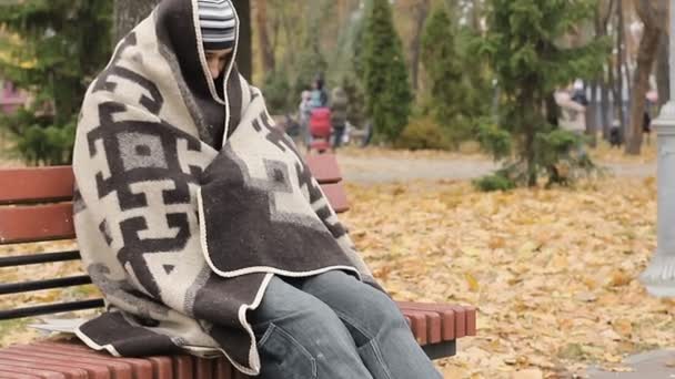 Żałosne bezrobotnych człowiek siedzi na ławce w parku, bezdomności, społecznych — Wideo stockowe