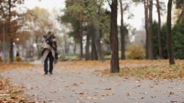 Battaniye yürüyüş parkı, sağlık sorunları, evsiz akıl hastası erkek sarılı