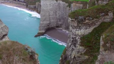 Beyaz tebeşir kayalıklarla Manş, güzel boş plaj ve masmavi su yukarıda