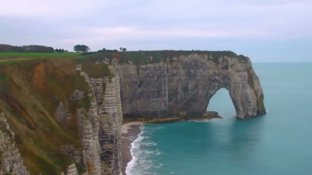 Naturliga stenvalv, vita kritklippor över Engelska kanalen, Etretat, Frankrike — Stockvideo