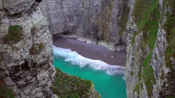 Praia privada vazia com água azul escondida entre falésias, paraíso na terra — Vídeo de Stock