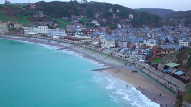 Hermosa ciudad turística en la orilla del océano, gente caminando en la playa y terraplén — Vídeo de stock