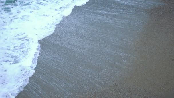 ビーチの砂、オフシーズンを洗う冷たい波のしぶき上陸、泡立つ海 — ストック動画