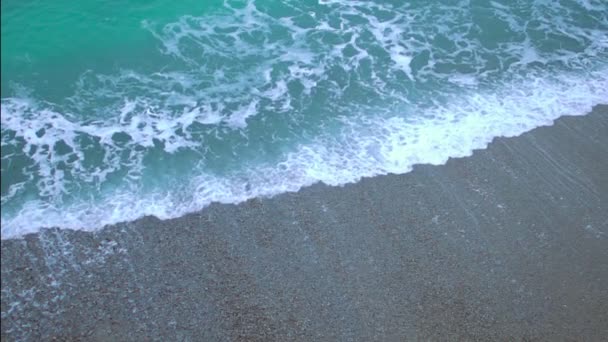 Verde mare schiumoso onde in arrivo a riva, spruzzi sulla spiaggia di sabbia al rallentatore — Video Stock