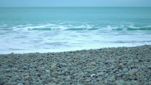 Océano sin fin, olas espumosas lavándose en la playa de guijarros limpia, conservación de la naturaleza — Vídeos de Stock