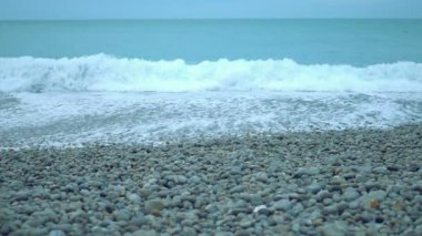 Dalgalar kıyıya slowmotion pebble Beach sıçramasına çalkantılı köpüklü deniz