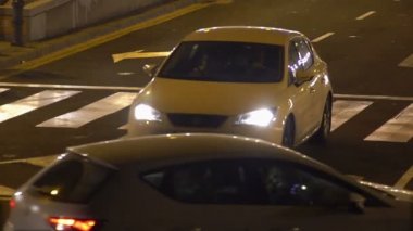 Avrupa'da, trafik kuralları, gözlemleyerek arabalar gece yol yüzeyi işaretleme