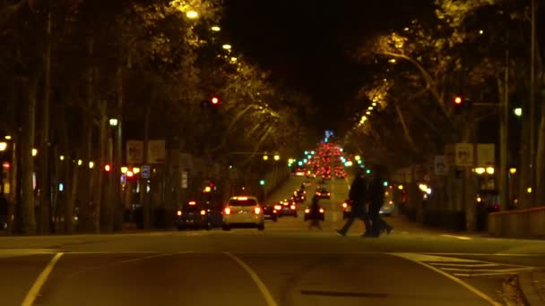 BARCELONA, ESPAÑA - CIRCA ENERO 2016: Coches circulando por la calle. Tráfico nocturno, gente cruzando calle ancha en la ciudad, ambiente nocturno — Vídeos de Stock