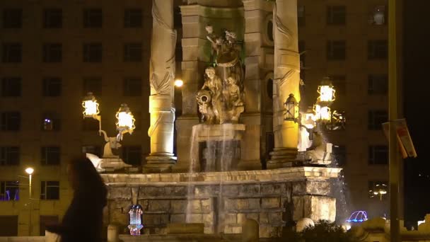 Hermosa fuente en el centro de la ciudad, monumento arquitectónico, famoso monumento — Vídeo de stock