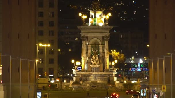 Prachtige fontein in de Plaza van Spanje in de centrum van de stad van Barcelona, nacht bezienswaardigheden — Stockvideo