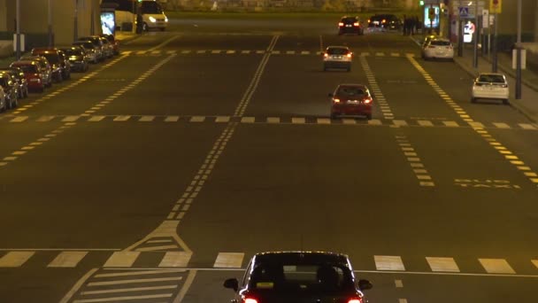 Coches que conducen en la calle amplia de la ciudad, tráfico nocturno, paisaje urbano, cámara lenta — Vídeos de Stock