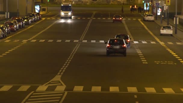 自動車道路、夜のトラフィック、スローモーション、ヨーロッパの交通機関の運転 — ストック動画