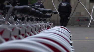 İki erkek polis istasyon için şehir merkezine, devriye memuru görev,